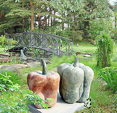 Садовая скульптура из натурального камня 'Два перца'