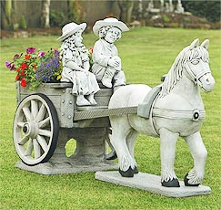 Садовая скульптура из натурального камня 'Лошадь и тележка'