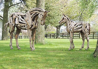Садовая скульптура лошади с жеребенком из дубовых коряг
