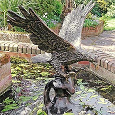 Садовая скульптура из литого алюминия 'Золотой орел'
