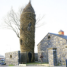 Плетеная садовая скульптура из веток деревьев 'Башня'
