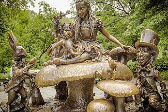 Садовая скульптура из бронзы 'Алиса в стране чудес'