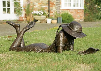 Садовая скульптура из бронзы 'Девушка лежащая в саду'
