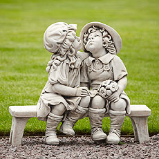 Садовая скульптура из натурального камня 'Мальчик и девочка'