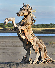 Скульптура коня из дубовых коряг