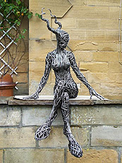 Садовая скульптура из проволоки 'Малифисента'