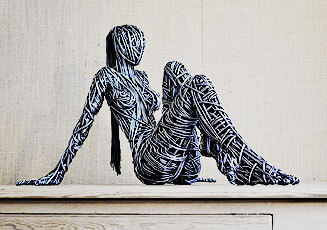 Садовая скульптура из проволоки 'Девушка на отдыхе'