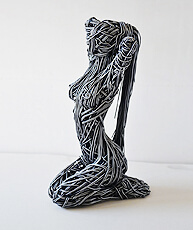 Садовая скульптура из проволоки 'Сидящая девушка'