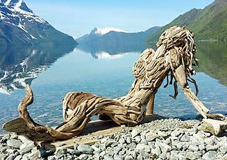 Скульптура русалки из дубовых коряг