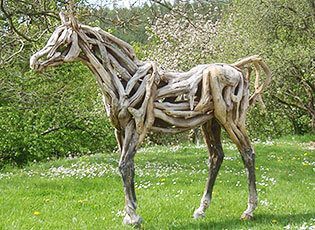 Скульптура лошади из дубовых коряг