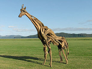 Скульптура жирафа из деревянных коряг